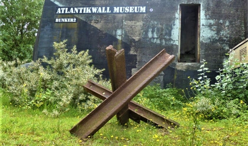 De 'Tsjechische egel' die eerst bij station Voorburg stond en via een boer aan het Wilsveen in Leidschendam in het museum terecht gekomen is (foto: Atlantikwall Museum).