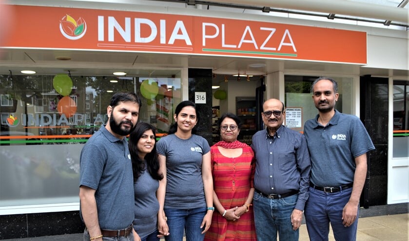 Het team van India Plaza aan de Koningin Julianalaan in Voorburg (foto: Inge Koot).