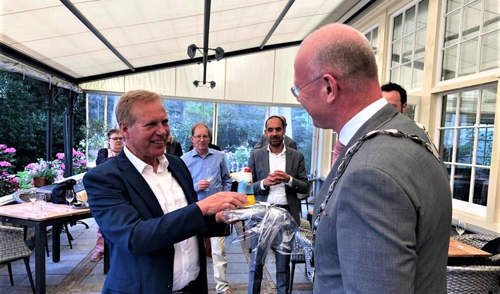 Gerard van Egmond ontvangt uit handen van burgemeester Klaas Tigelaar de gemeentelijke onderscheiding de UBU (foto: pr gemeente LV).