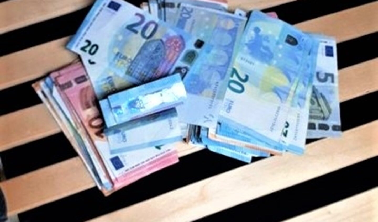 Er werd 12.000 euro in cash gevonden.