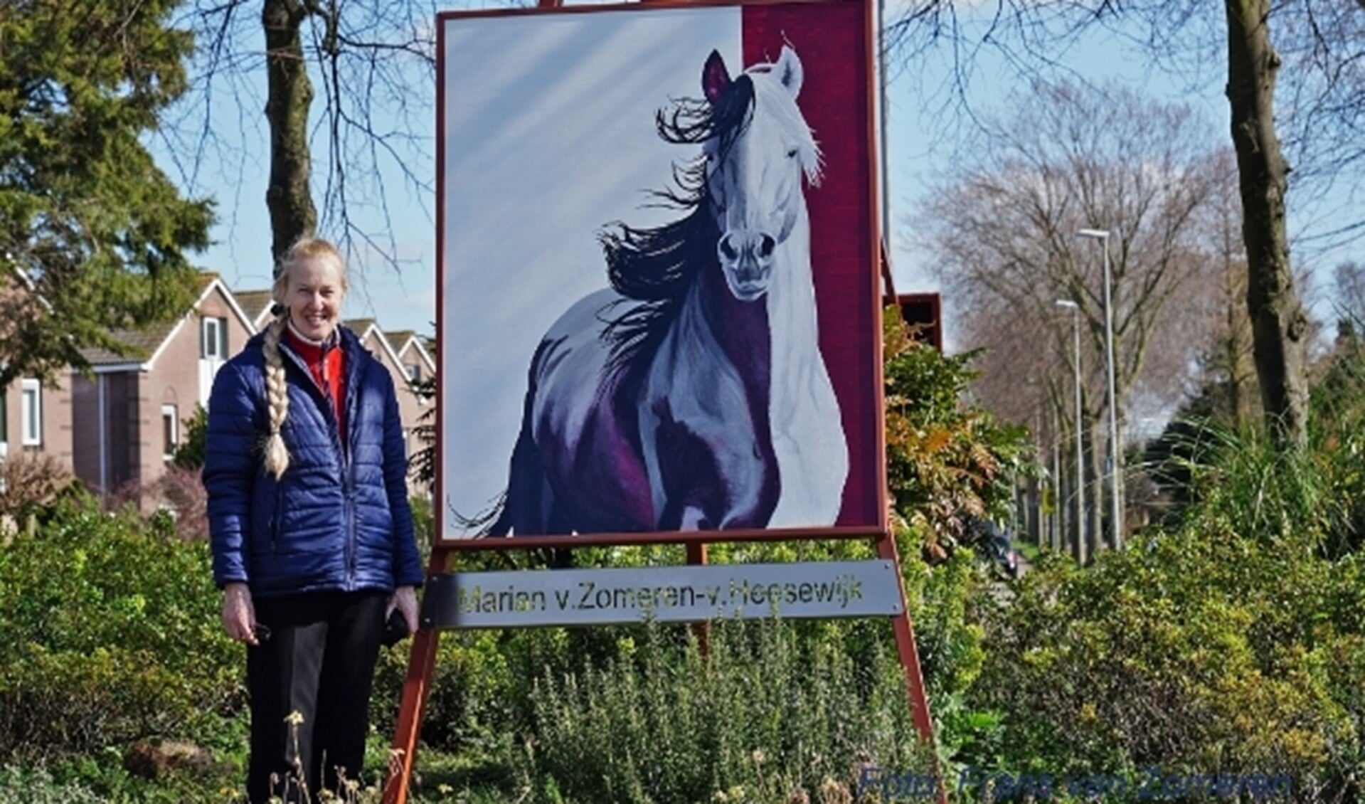 Marian bij haar schilderij Het paard blijft hetzelfde