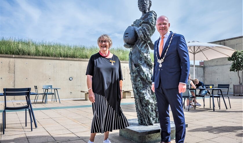 Mevrouw A.E.D.J.M. Schwartz-van der Schot kreeg door burgemeester Klaas Tigelaar een Koninklijke onderscheiding uitgereikt in museum Beelden aan Zee in Den Haag (foto: Sebastiaan Barel).