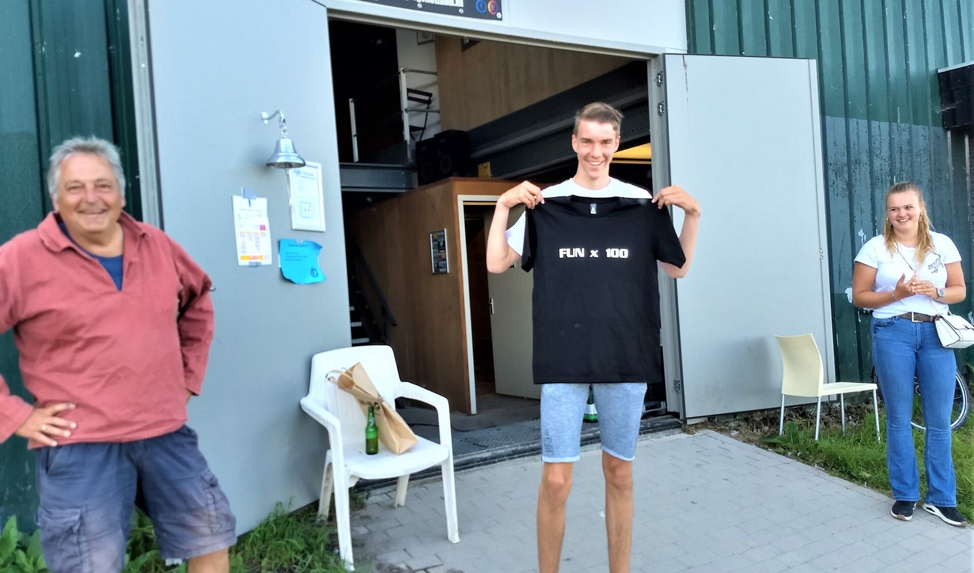 Tijdens een 1,5 meter BBQ om de zomer in te luiden werd het 100e clublid, Koert, gehuldigd met een uniek T-shirt.