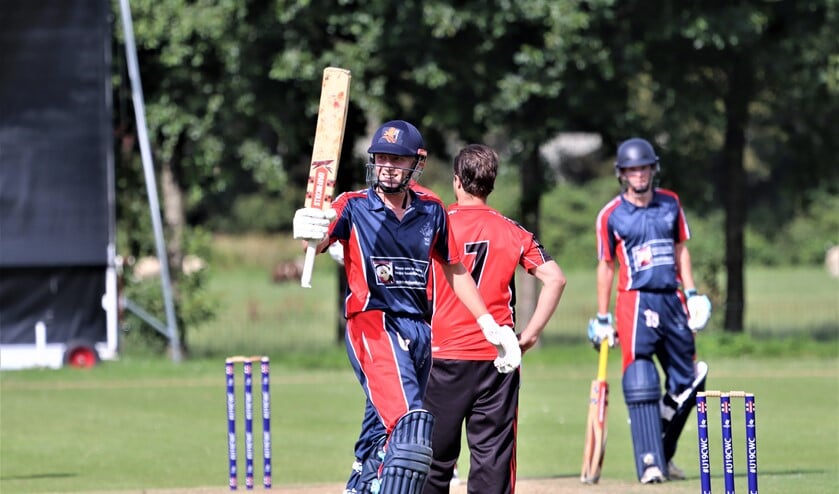 Philippe Boissevain viert zijn match winning halve century (foto: Catch of the Day BV).