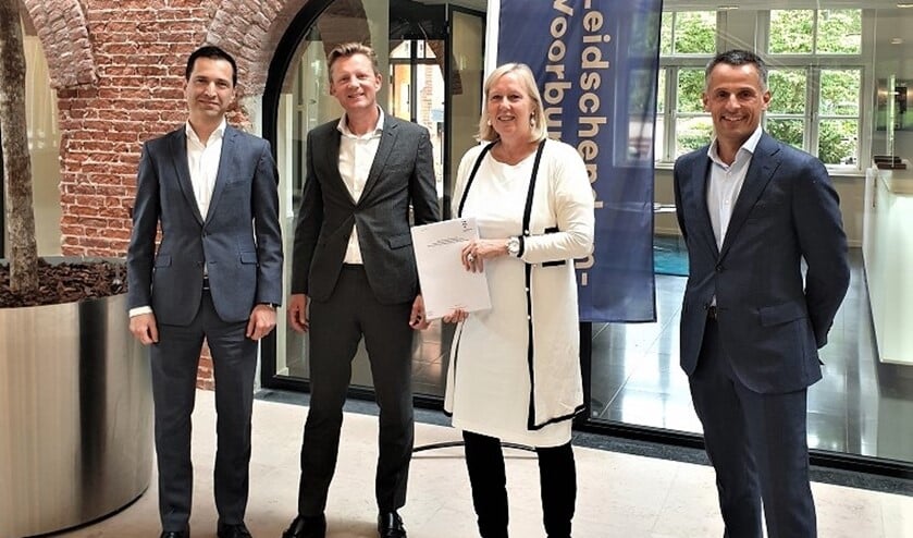 V.l.n.r. Afshin Nazerian en Enno Otten (Borghese Real Estate), wethouder Astrid van Eekelen en Jeroen van der Ven (gemeente Leidschendam-Voorburg).