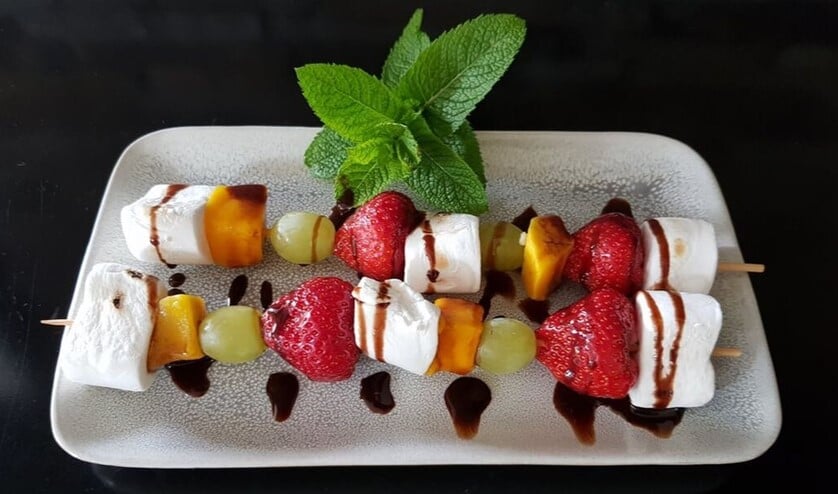 Een lekkere marshmellowspies is een van de ideetjes van Maison Primago om thuis vakantie mee te vieren.