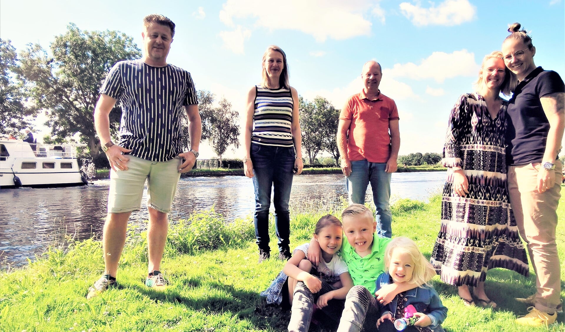De Tiny House initiatiefnemers: John, Myra, Erwin, Marloes en Sabine met kinderen (tekst/foto: Inge Koot).