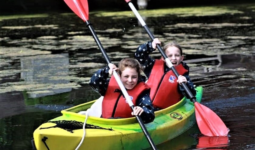 De scouts doen tijdens hun kampen allerlei activiteiten op en rond het water (foto: pr).