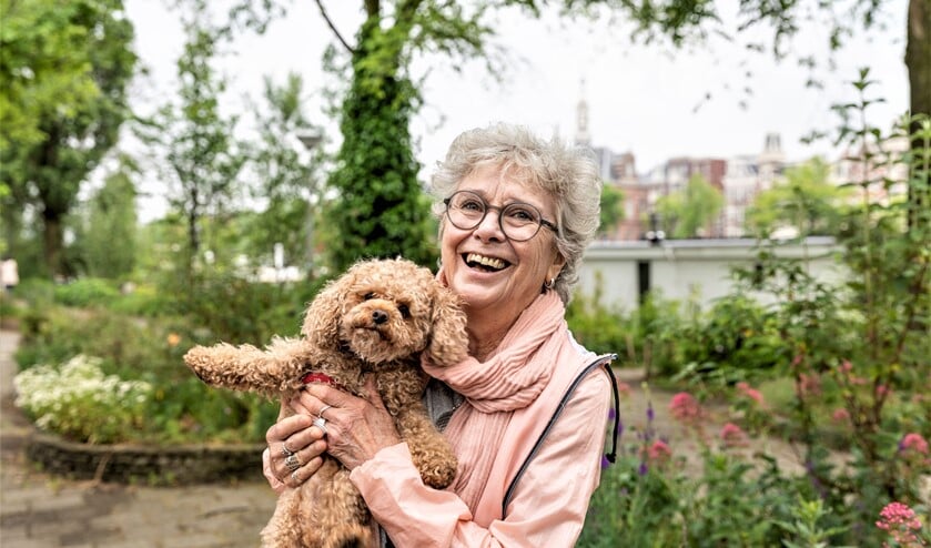 Door een vaste oppashond kunnen senioren toch nog genieten van het gezelschap van een huisdier op de momenten waarop het hen uitkomt (foto: Bram Kloos).