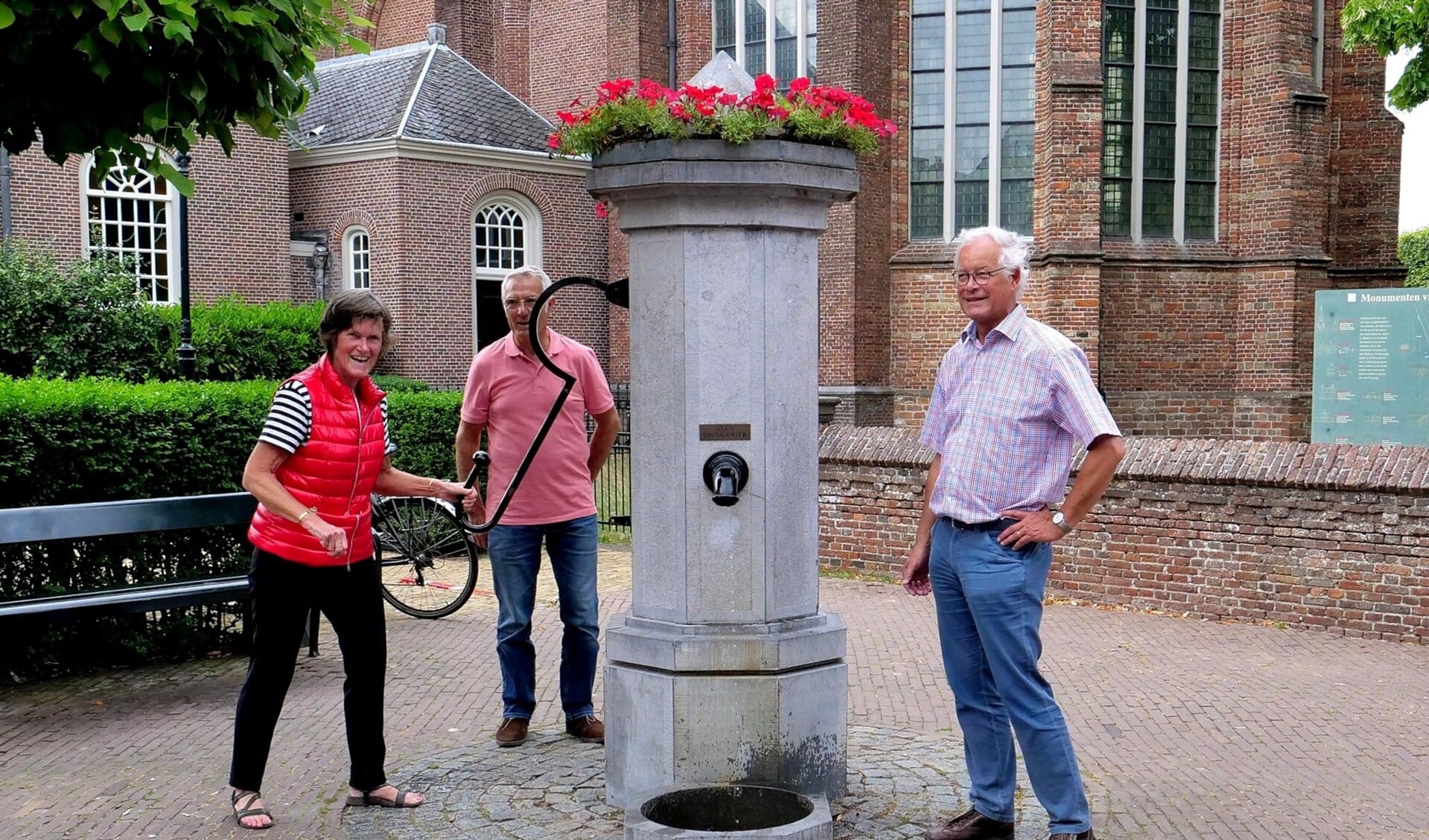 Voorzitter Frouwke de Boer van Mooi Voorburg, bestuurslid Frits Koppe en secretaris Lodewijk van Vliet stelden de pomp in werking (foto: Ot Douwes).