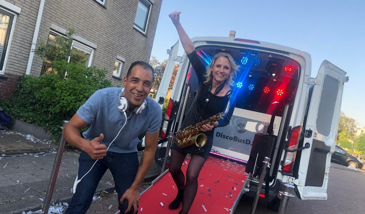 Met het concept discobusdj.nl blijft Seran positief bezig in een roerige tijd.