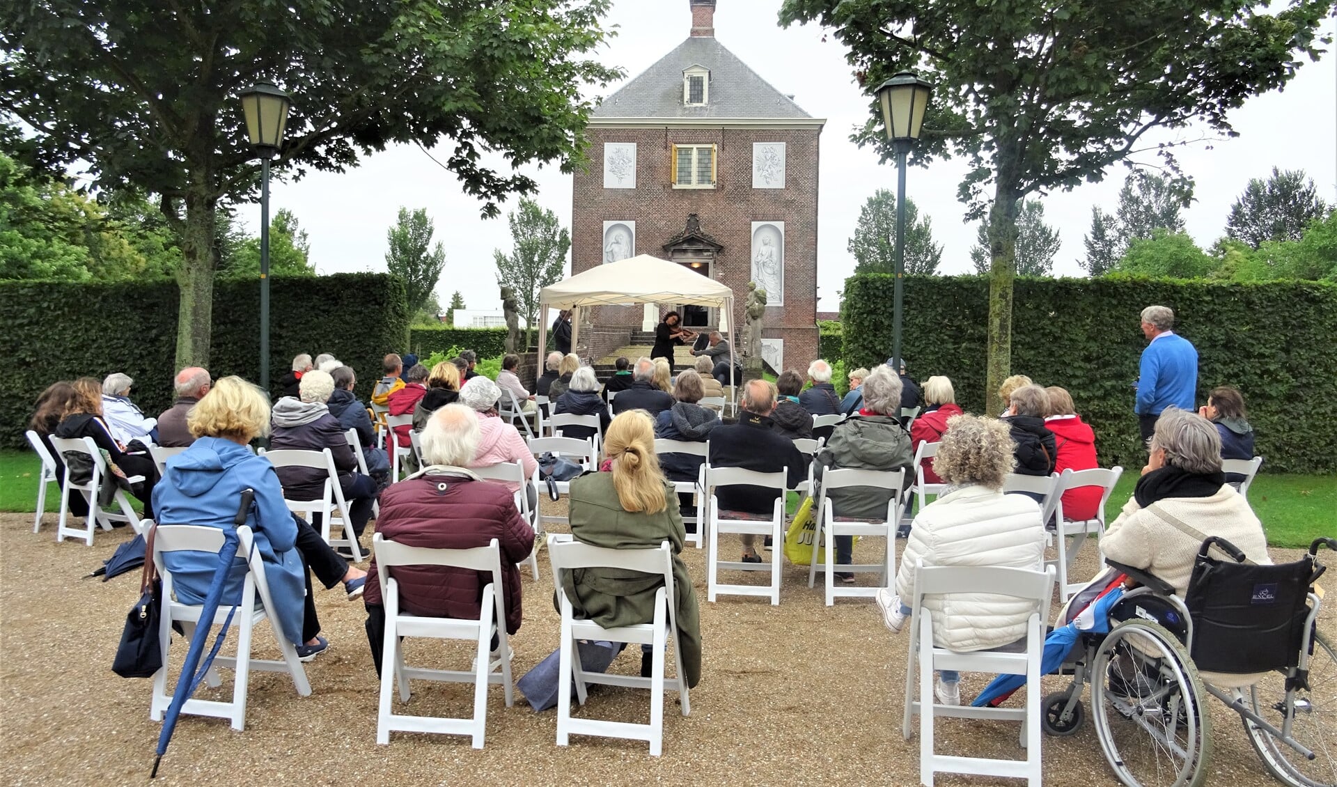 Ademloos werd, tegen de achtergrond van de voormalige buitenplaats van Constantijn en Christiaan Huygens, geluisterd naar bijzondere composities (foto: Ap de Heus).
