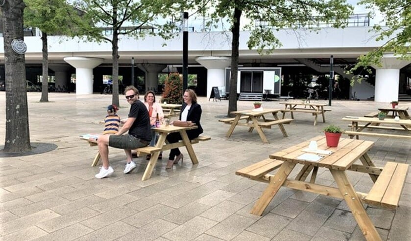 De VVD-raadsleden op het Stationsplein in Voorburg (foto: pr VVD).