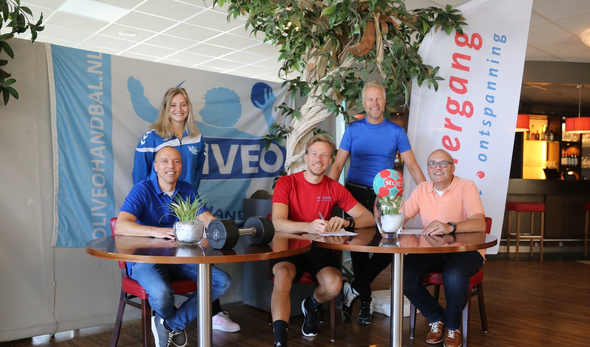 Sjors van der Quast tekent de samenwerkingsovereenkomst namens de Viergang. (foto: Mieke van Veen)