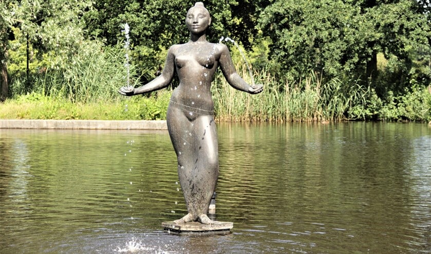 Het beeld ‘Raja’, een beeldhouwwerk van Sybille de Braak in Park ’t Loo, hoek Mgr. Van Steelaan/ Spinozalaan (foto: Marian Kokshoorn).