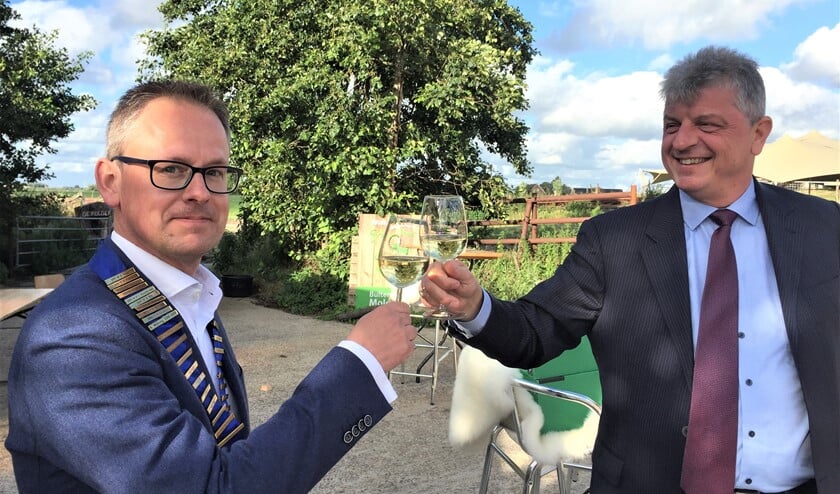 In aanwezigheid van leden, partners en gasten droeg Martin Oosterheert de voorzittersketting over aan Jeroen Kasbergen (foto: pr).