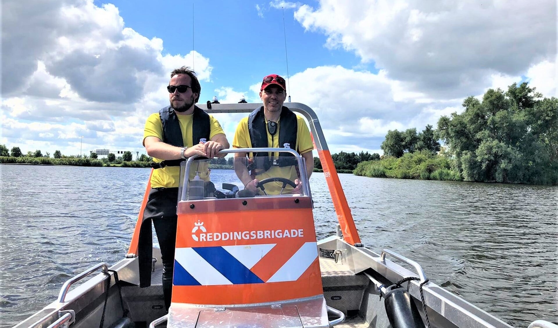 De Reddingsbrigade Leidschendam-Voorburg zorgt voor de bewaking - per boot en aan de kant (op de strandjes) - in recreatiegebied Vlietland in Leidschendam (foto's: pr Reddingsbrigade Leidschendam-Voorburg).