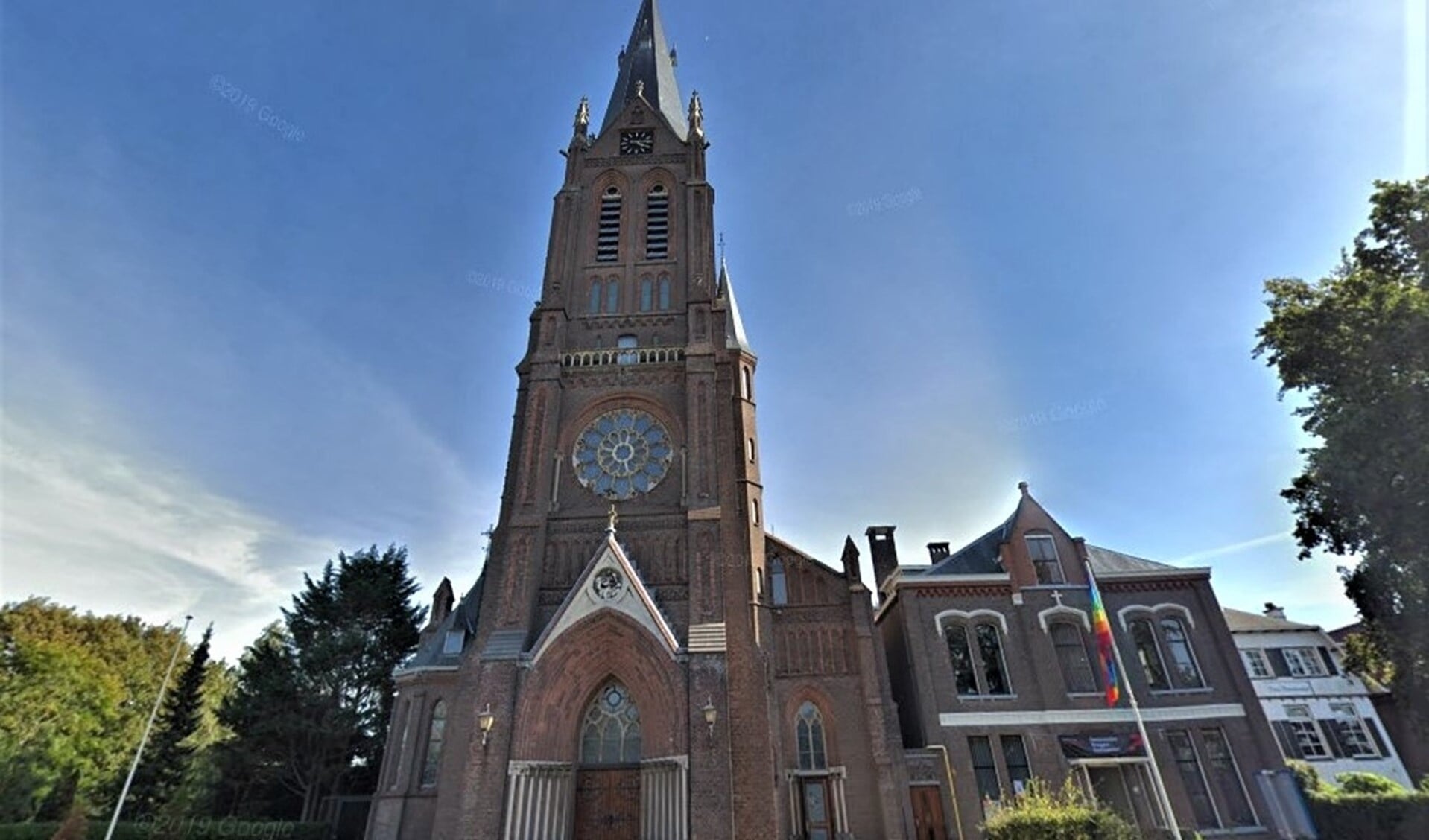 De kerkklok van de St. Martinuskerk aan het Oosteinde in Voorburg slaat minder vaak en minder hard (foto: Google Streetview).