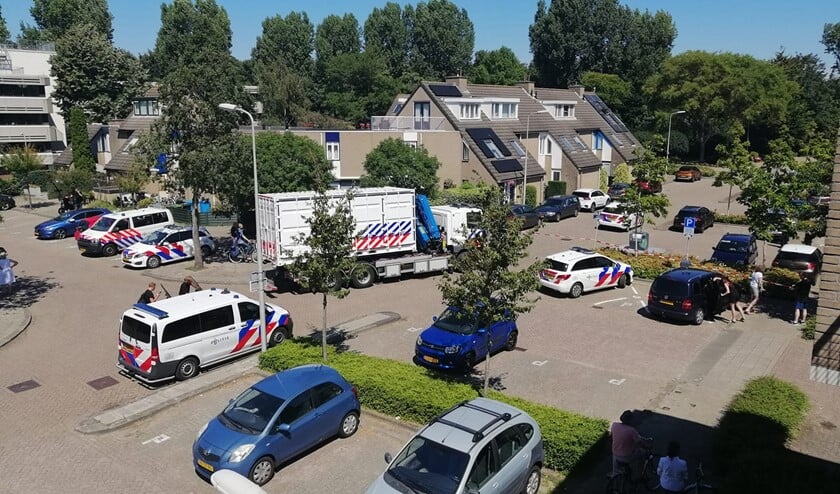 Veel politie bij het Abdijland voor het onderzoek naar de steekpartij (foto: Denise Nieberg).