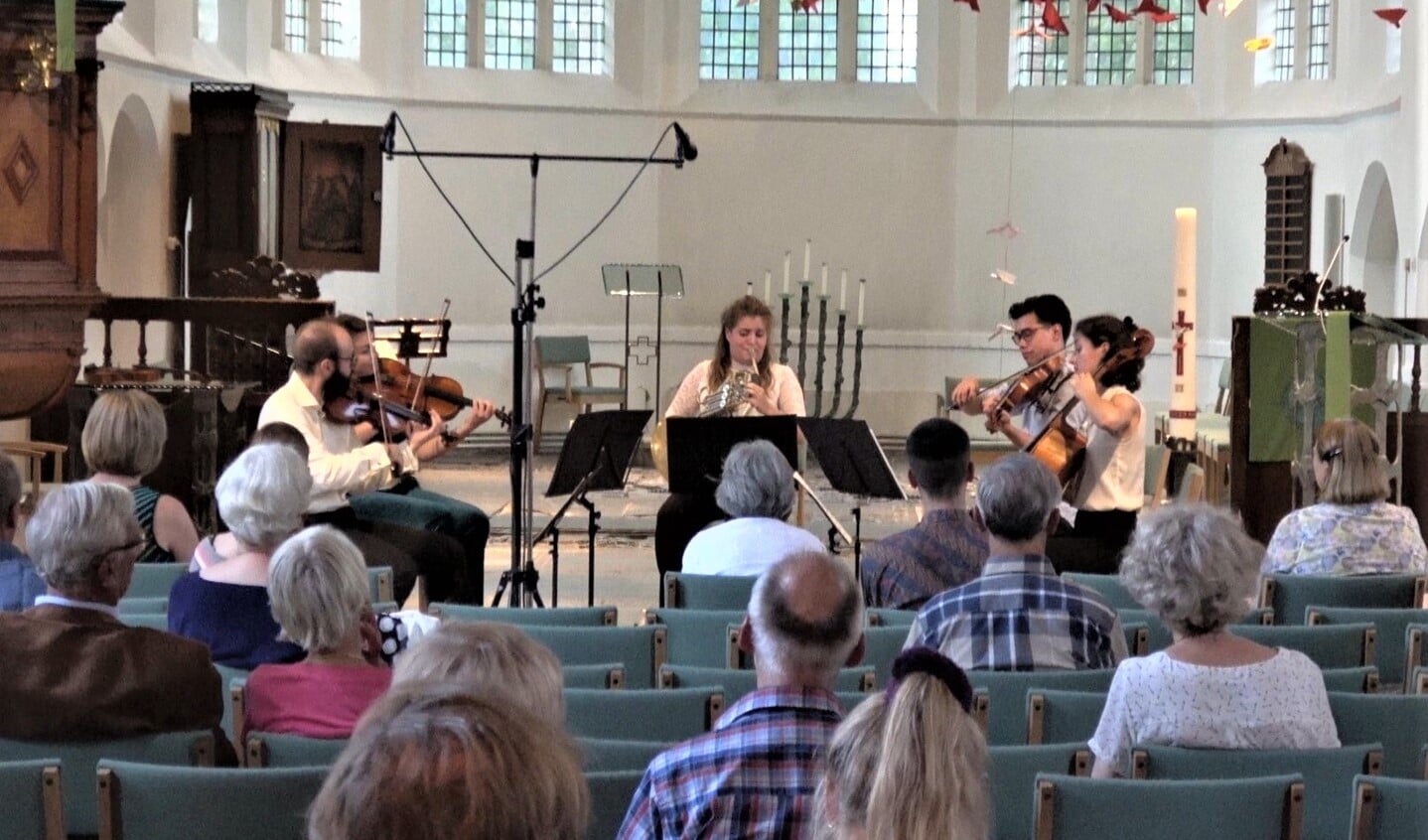 Het Cottage Ensemble speelt in de Oude Kerk. Het concert is ook nogmaals te zien op Midvliet TV (foto: Ferd Grobben).