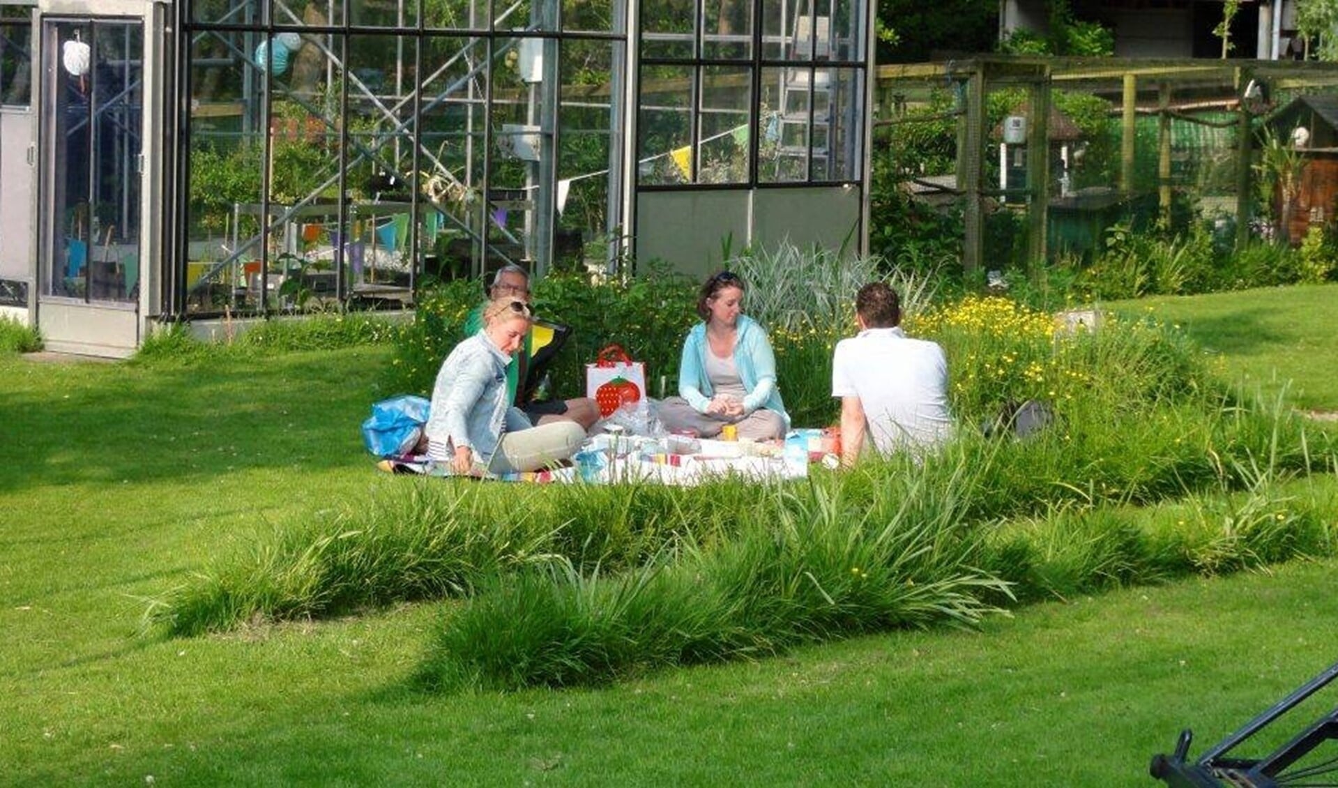 Picknicken in Stadstuin Rusthout (archieffoto pr Stadstuin Rusthout).