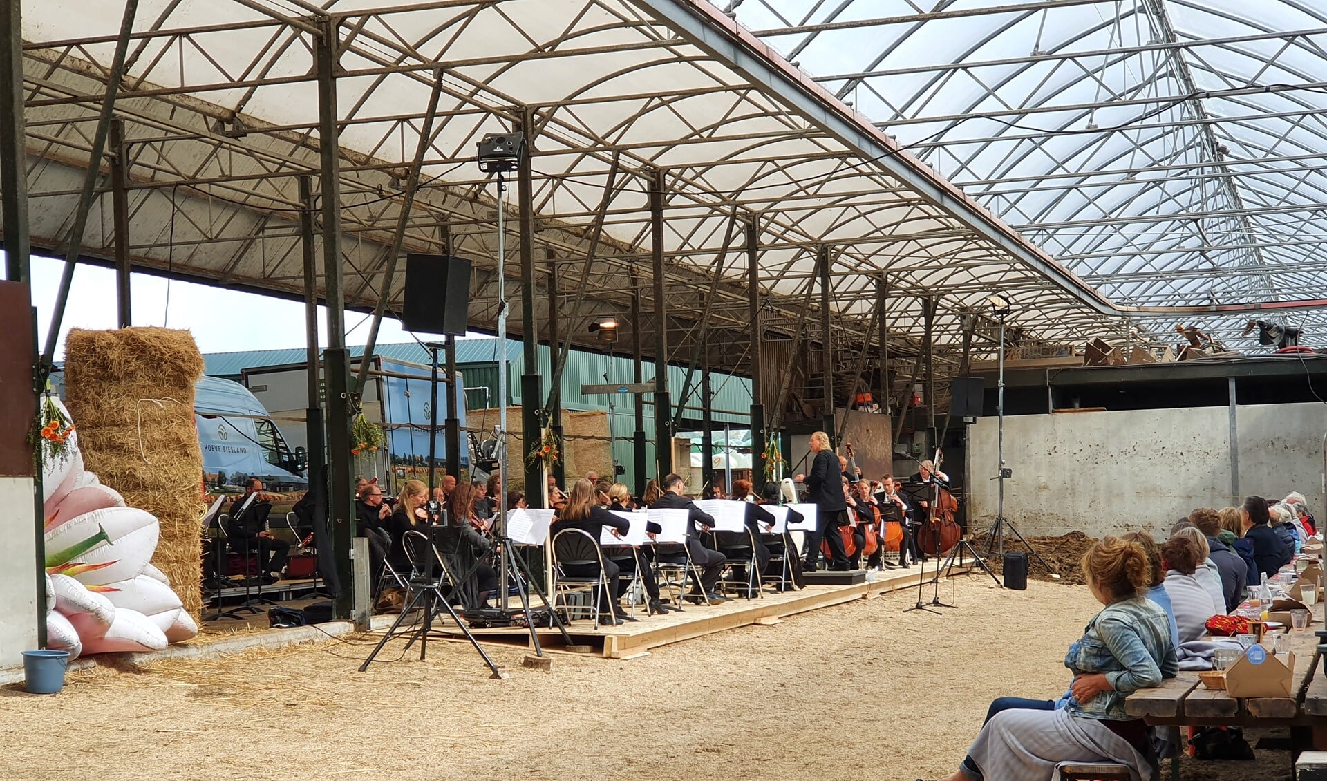 Sinfonia Rotterdam brengt een klassiek concert naar Hoeve Biesland.