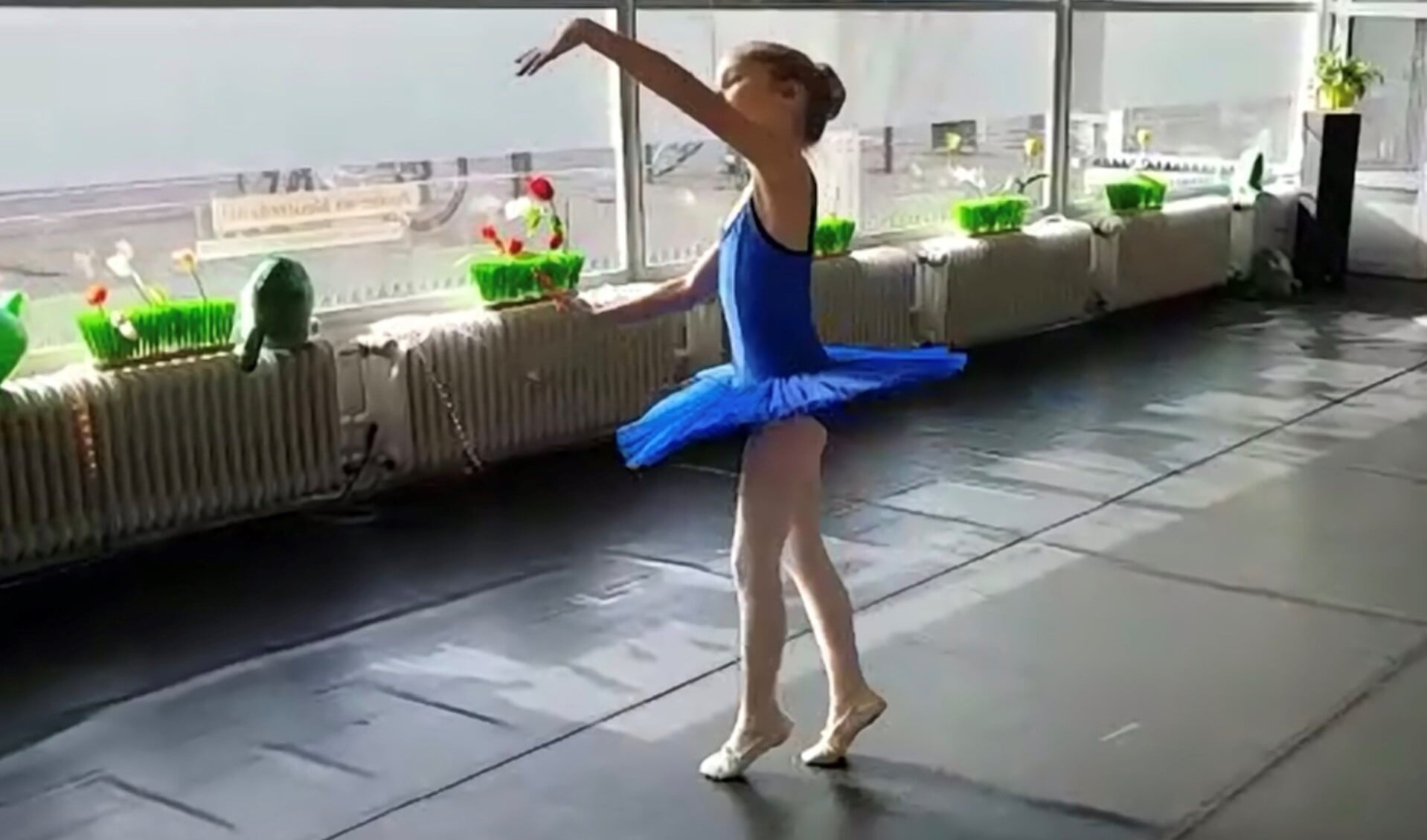 Screenshot van het filmpje van de jonge ballerina Rosalie Houwert van Dans aan de Vliet, die zeer overtuigend als een pop danste.