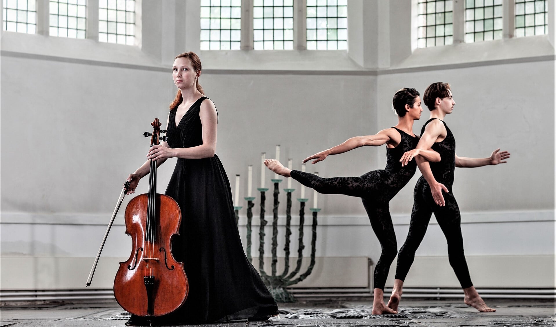 Jobine Siekman (celliste Alkyona Kwartet) en twee dansers van De Dutch Don’t Division in de Oude Kerk te Voorburg (foto: Hilbert Krane).