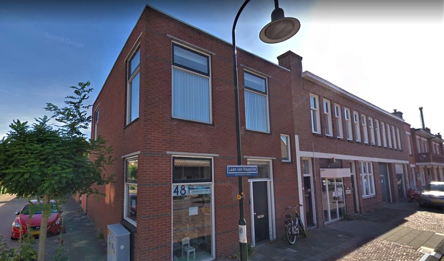 Krakers hebben zich verschanst in het pand aan de Laan van Haagvliet 48 (foto: Google Streetview).