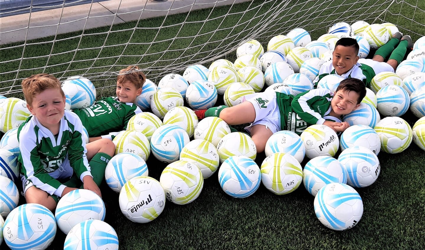 SEV heeft besloten om bijna alle ballen aan de jeugd ter beschikking te stellen (foto: pr SEV).