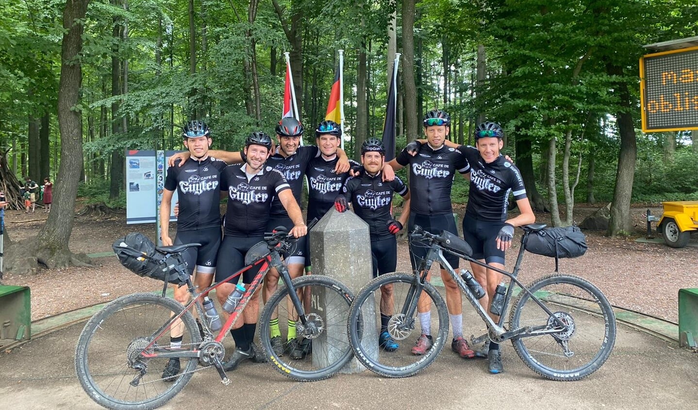 Het zevental: Joost van der Helm, Tom de Vreede, Dennie van Leeuwen, Matthijs Bunnik, Roald Bode, Gijs van der Helm en Ferry van Buijtene.