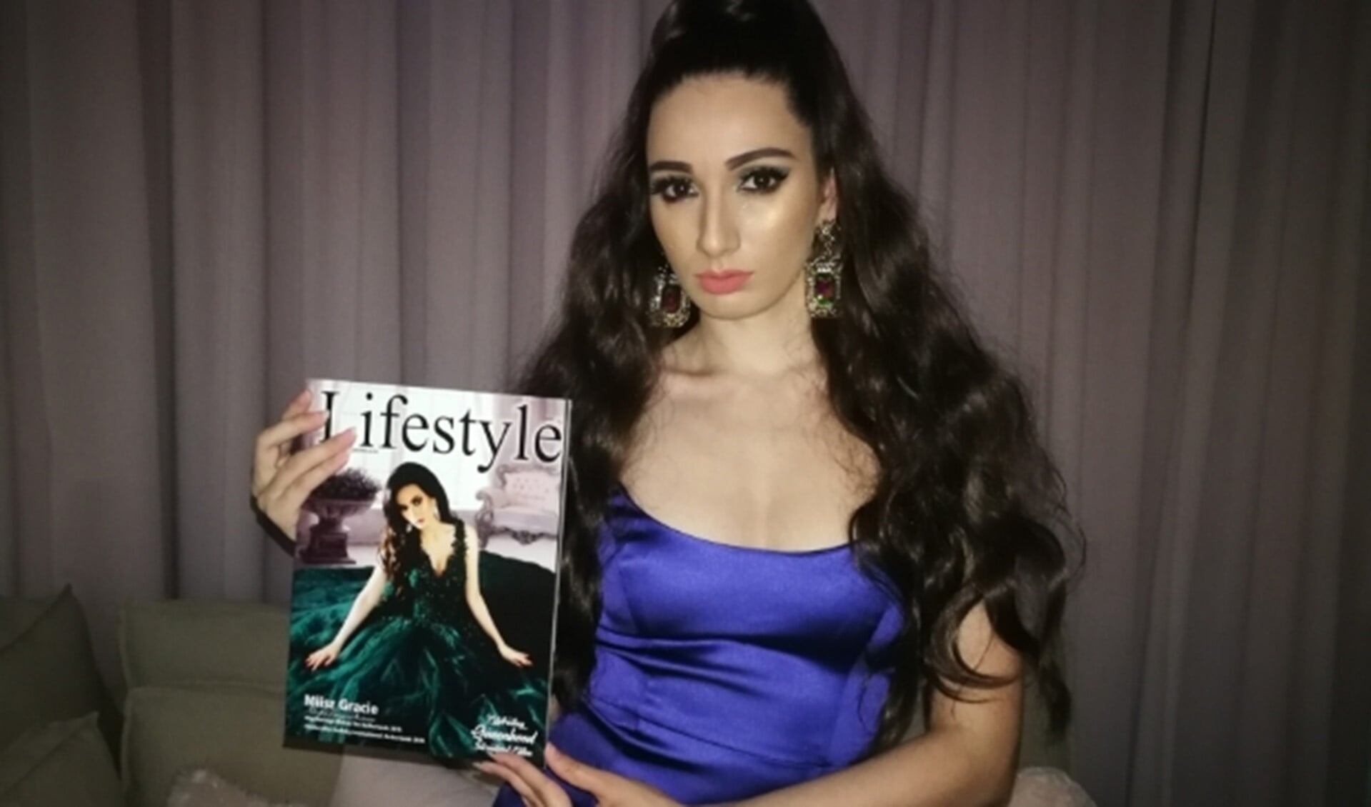 Miisz Gracie presenteert Lifestyle Magazine waarvan zij op de cover staat