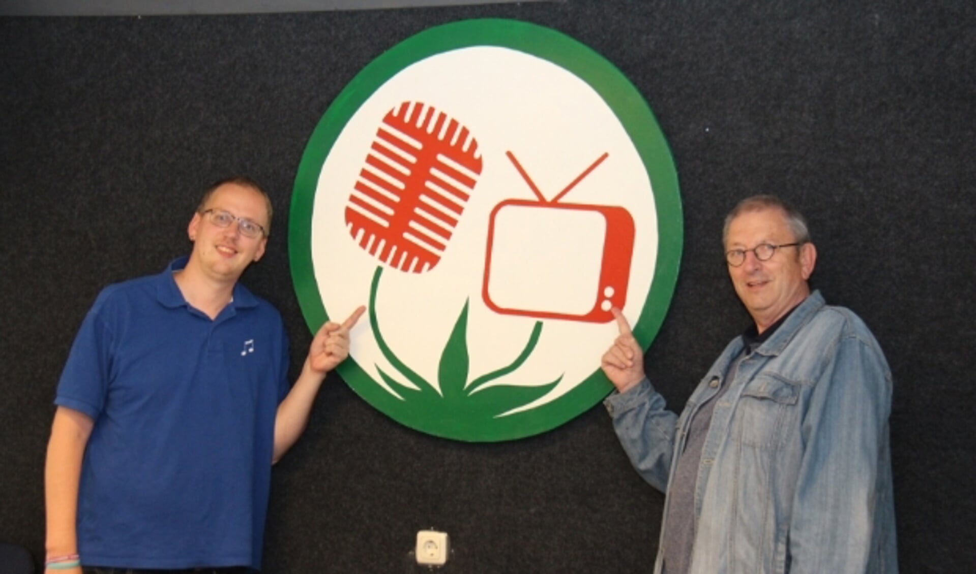 Mathijs van der Kaaij (links) en Hans Cieremans voor het logo van RTV Lansingerland.