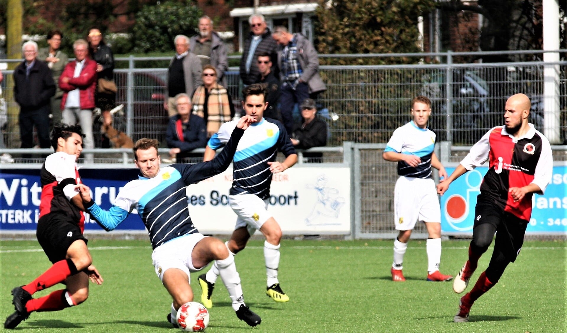 Dylan Kasius (sliding), Gino v.d. Kley & Silvano Tarantino zien dreigend gevaar, rechts Hamza Boukhari (foto: AW).