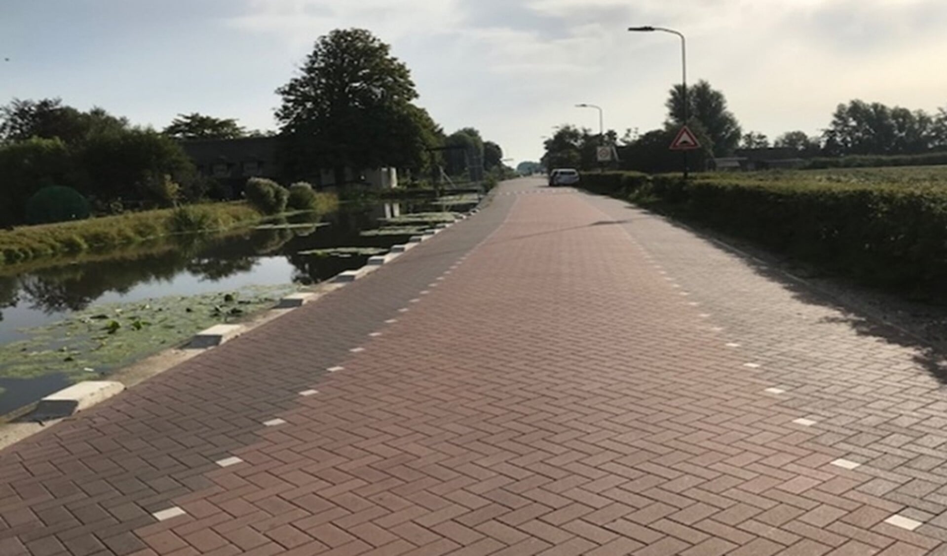 De laatste verzakkingen en oneffenheden in de rijbaan en fietsstroken op de Stompwijkseweg worden gerepareerd (foto: pr gemeente LV).