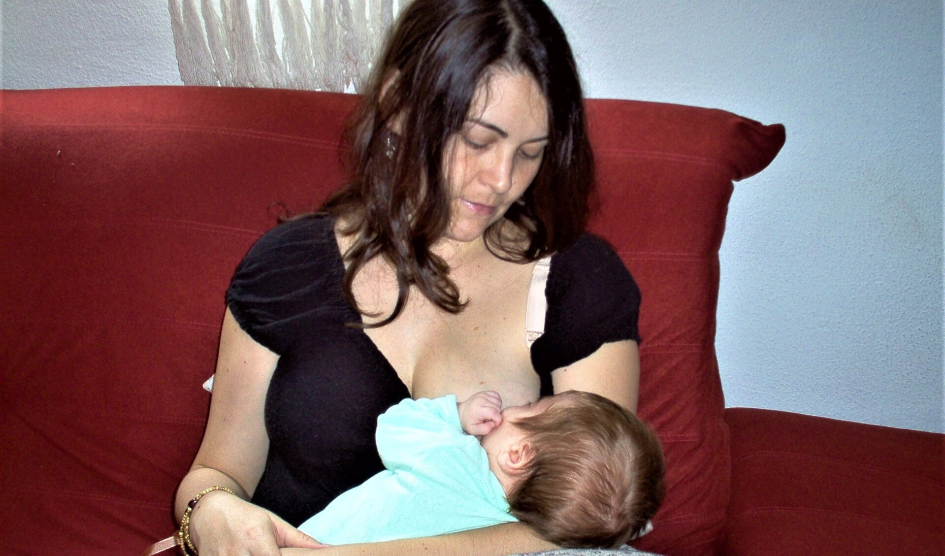 Als je borstvoeding wilt geven en je bent weer aan het werk dan heb je, tot je kindje 9 maanden is, het recht om op je werk te kolven of borstvoeding te geven. 
