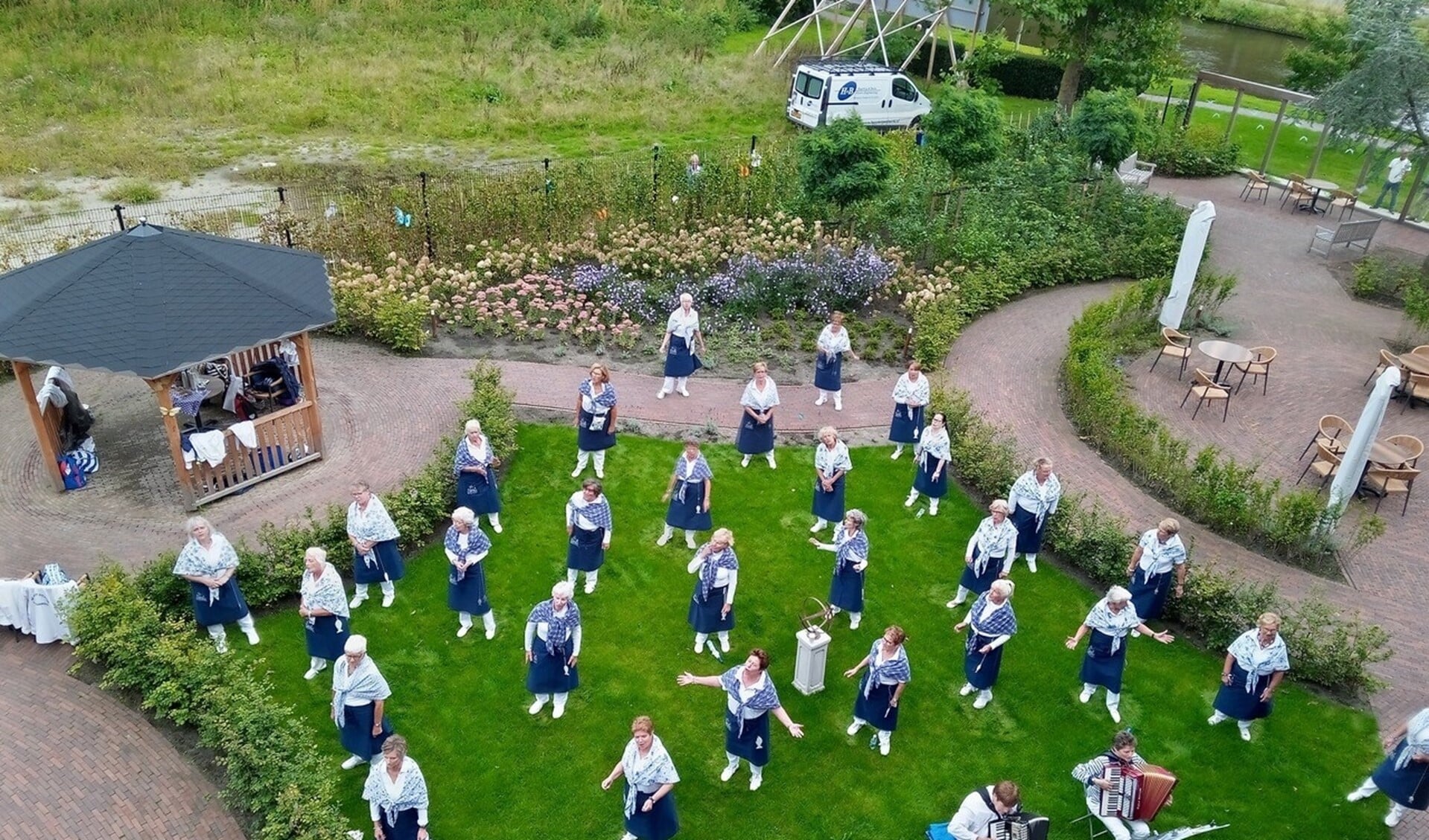 De Vliet Grieten zingen buiten in de tuin bij een verzorgingshuis. Repeteren kan wel weer binnen (foto: pr).