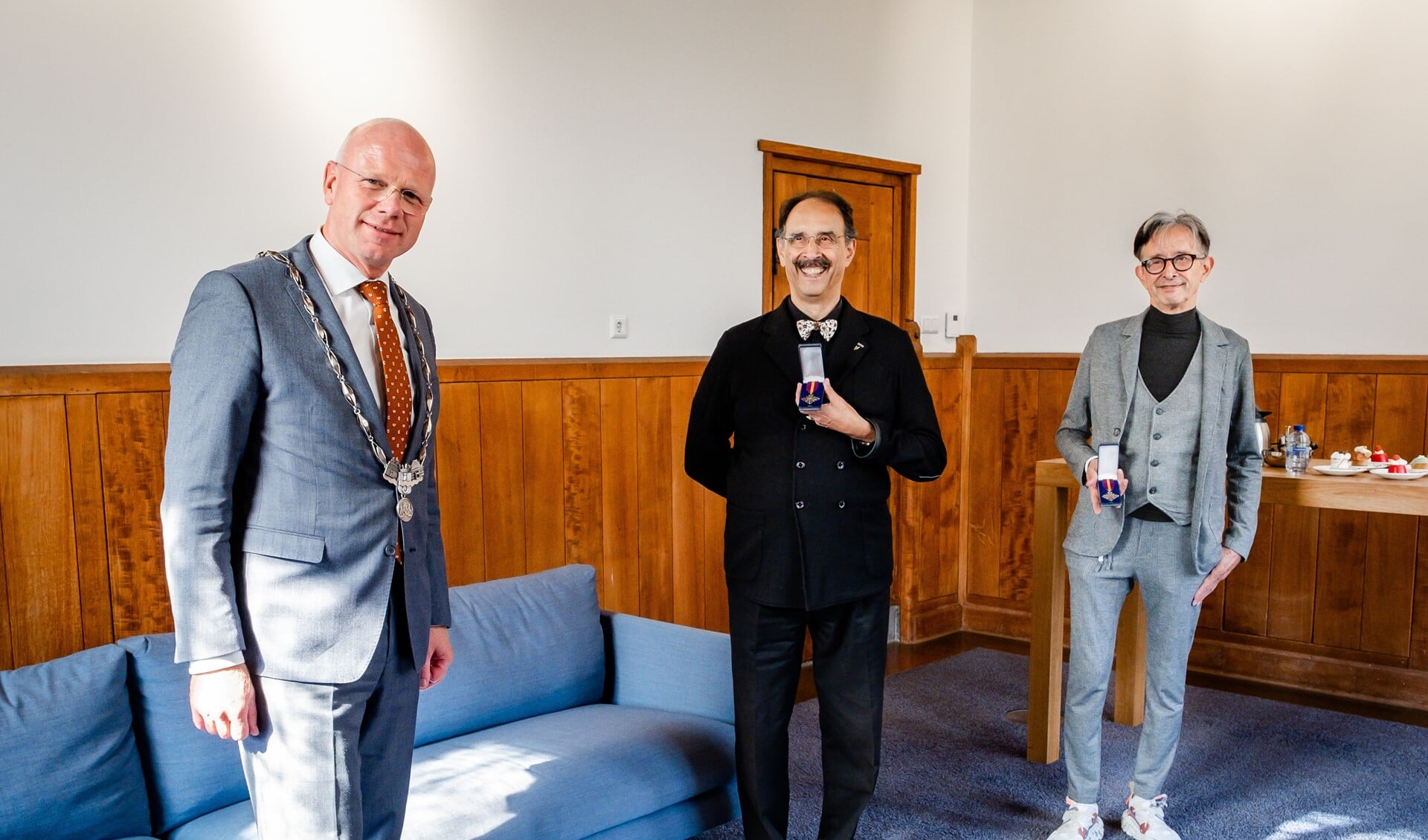 Burgemeester Tigelaar met Lody en Willem Zandbergen (foto: gemeente LV).