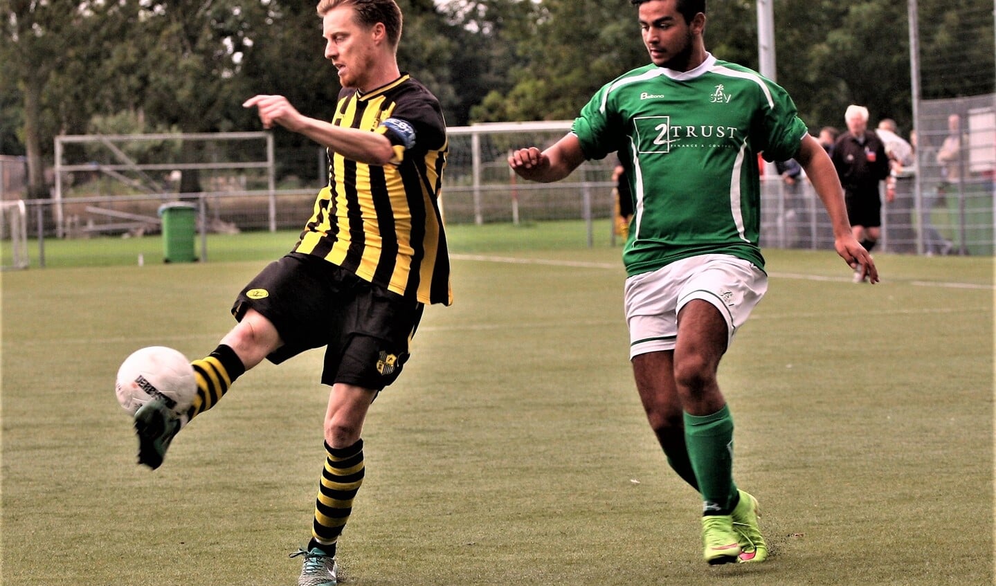Kasper Struijk (rechts) in het Voetbal Kampioenschap Leidschendam-Voorburg 2015 (archieffoto: AW).
