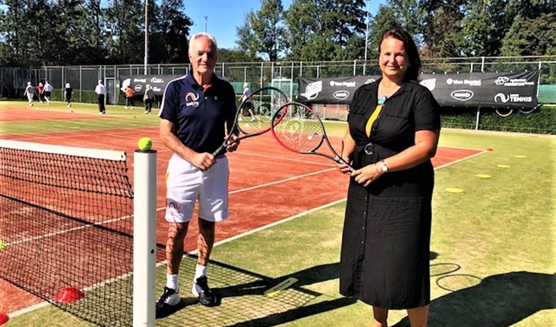 Wethouder Stemerdink speelde samen met tennislegende én OldStars ambassadeur Tom Okker een game op het centre court (foto: pr).