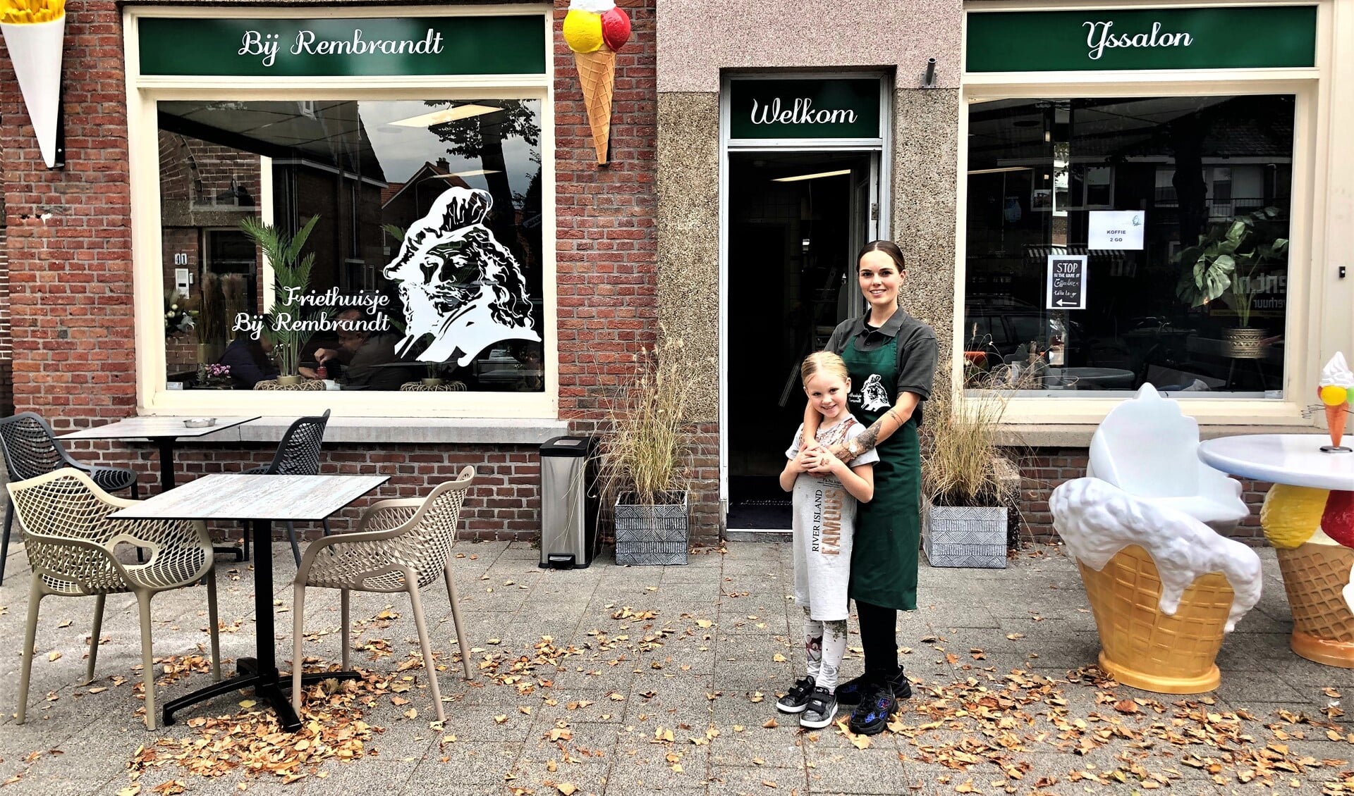 Celine Brammeyer met dochtertje Nanna voor Friethuis'Bij Rembrandt' aan de Rembrandtlaan in Voorburg (foto: pr).