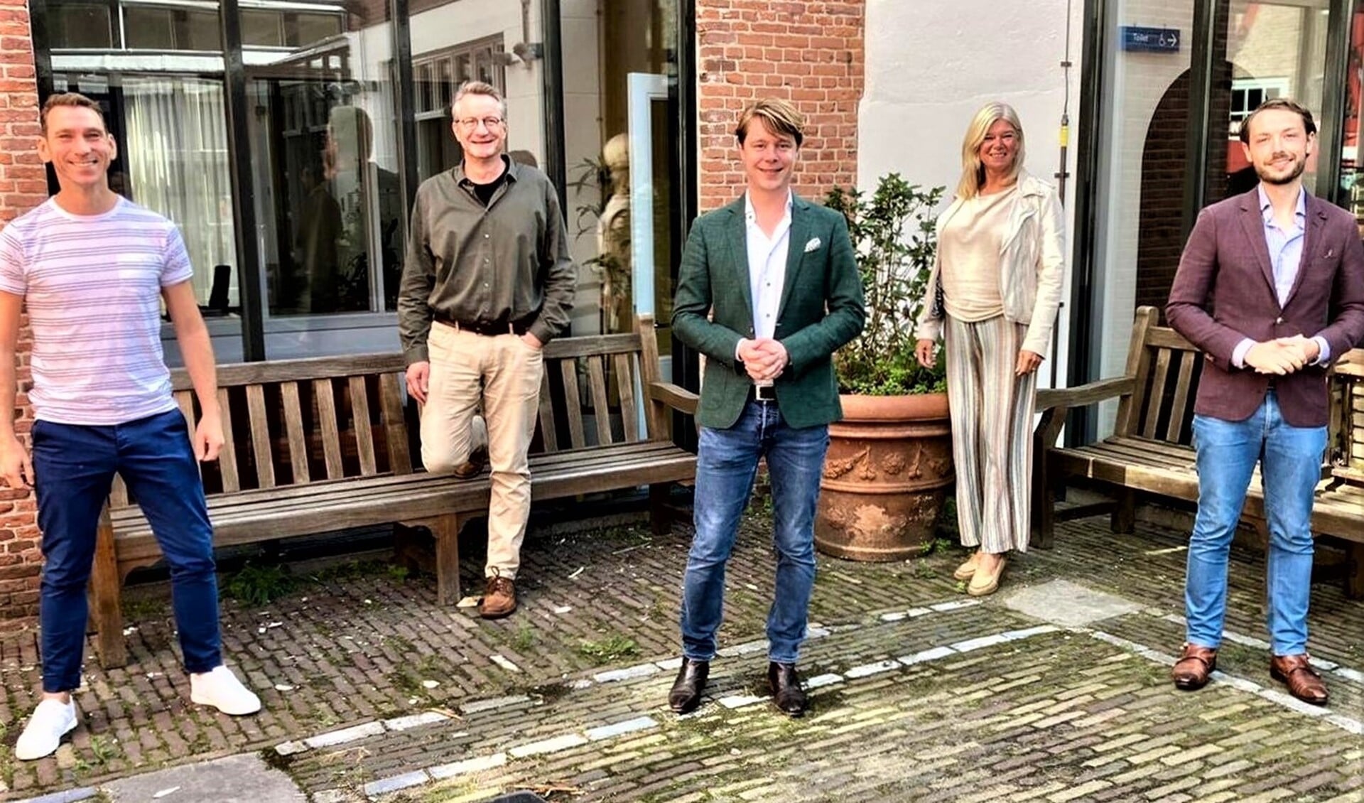 Fractievoorzitters van de nieuwe coalitie met v.l.n.r. Gijs Dupont (CDA), Kees Verschoor (CU/SGP), Jeroen van Rossum (GroenLinks), Louise Kortman (VVD) en Jochem Streefkerk (PvdA).