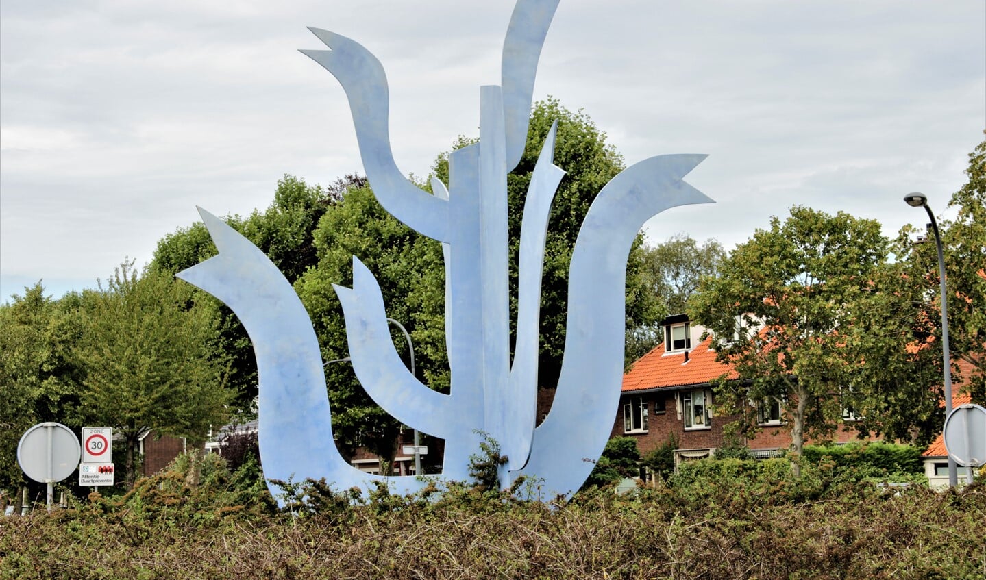 Het beeld ‘In de hemel gevlogen’ op de rotonde Oosteinde/ Cornelis Voorhoevelaan te Voorburg (foto: Marian Kokshoorn).