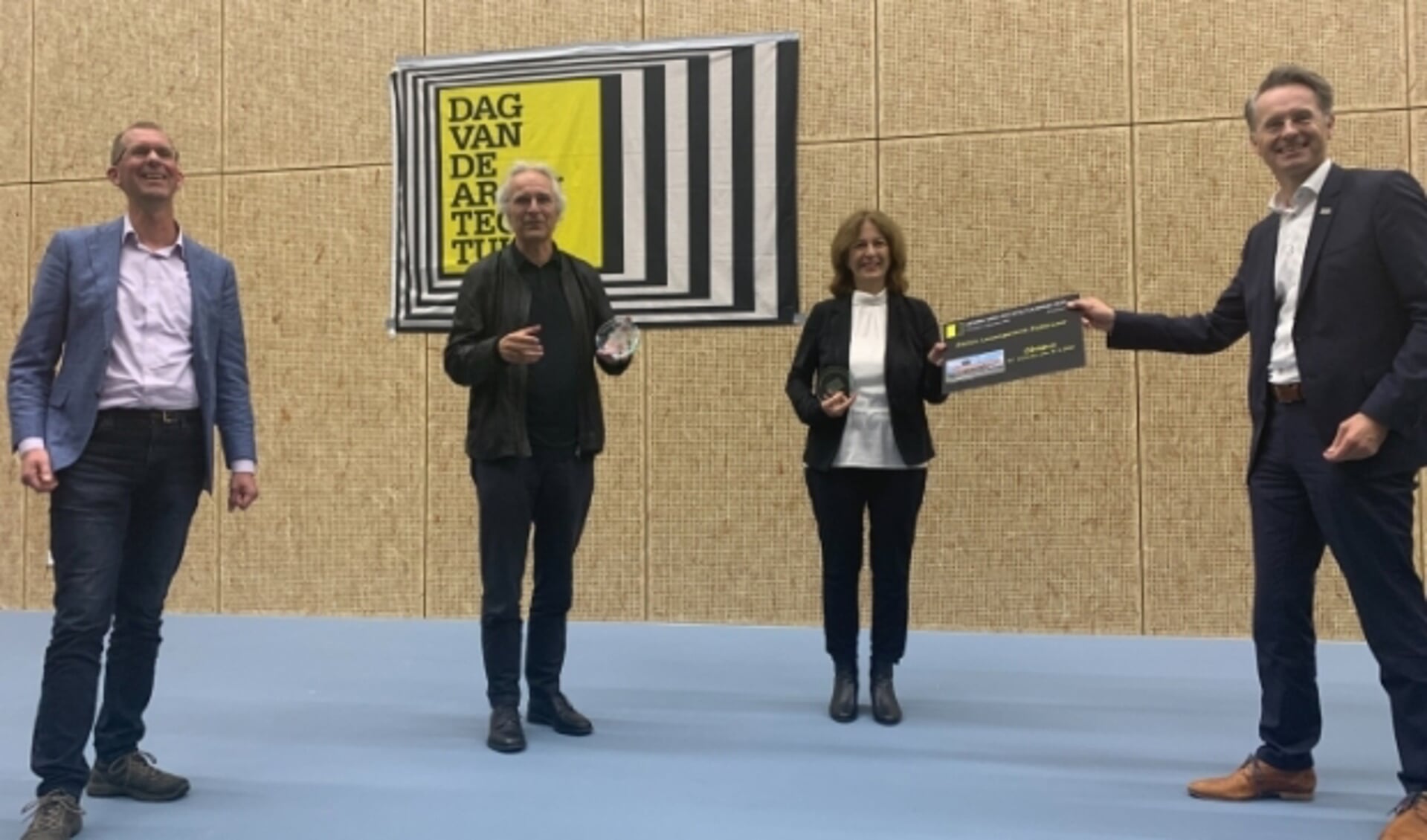 Winnaars Jeroen van Schooten van Team V architectuur en Beate Vlaanderen van Arcadis nemen prijs in ontvangst van wethouder Robin Paalvast.