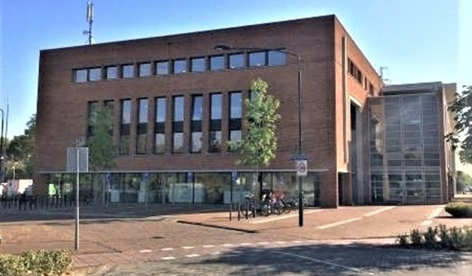 Het Servicecentrum van de gemeente Leidschendam-Voorburg aan de Koningin Wilhelminalaan in Leidschendam (foto: gemeente LDVB).