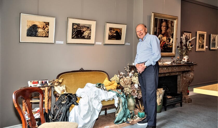 Fred Klomp heeft de 80 mooiste werken van Sierk Schröder uit zijn eigen verzameling geselecteerd (foto: Wil Kouwer Fotografie).
