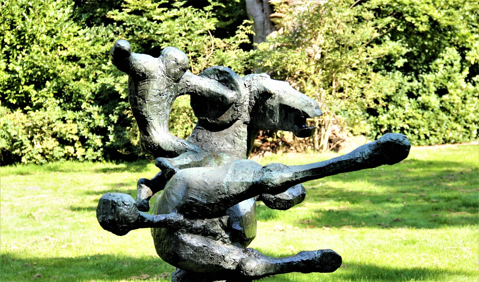 Het beeldhouwwerk ‘Vallende ruiter’ van Frank Letterie in Park Vreugd en Rust in Voorburg (foto: Marian Kokshoorn).