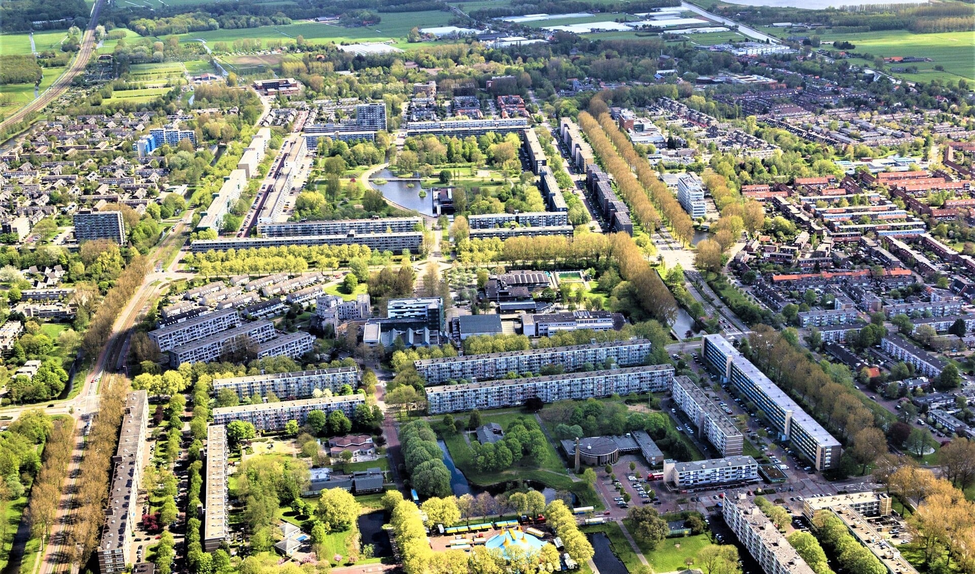De wijken De Heuvel (voorgrond), Amstelwijk en Prinsenhof in Leidschendam (foto: Siebe Swart).
