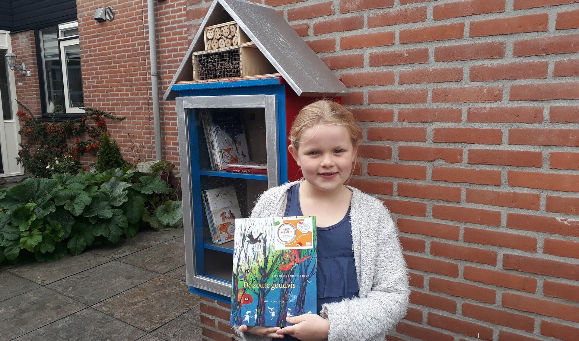 Izzy’s Kinderboekenhuisje is al officieus geopend. Izzy hoopt dat veel boeken gaan zwerven door het dorp! 