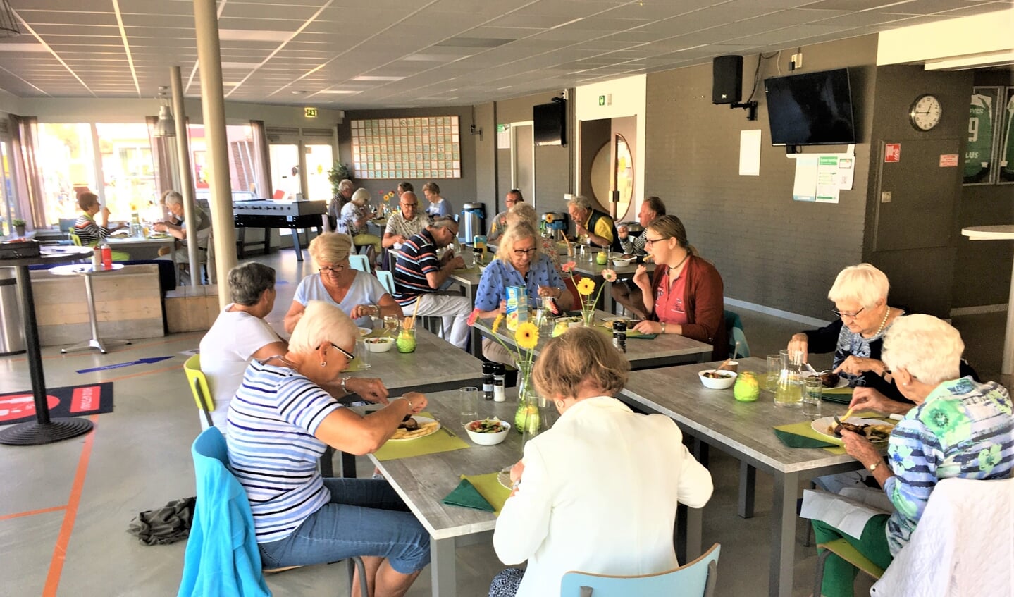 Gezellig samen eten in de kantine van vv SEV (archieffoto).